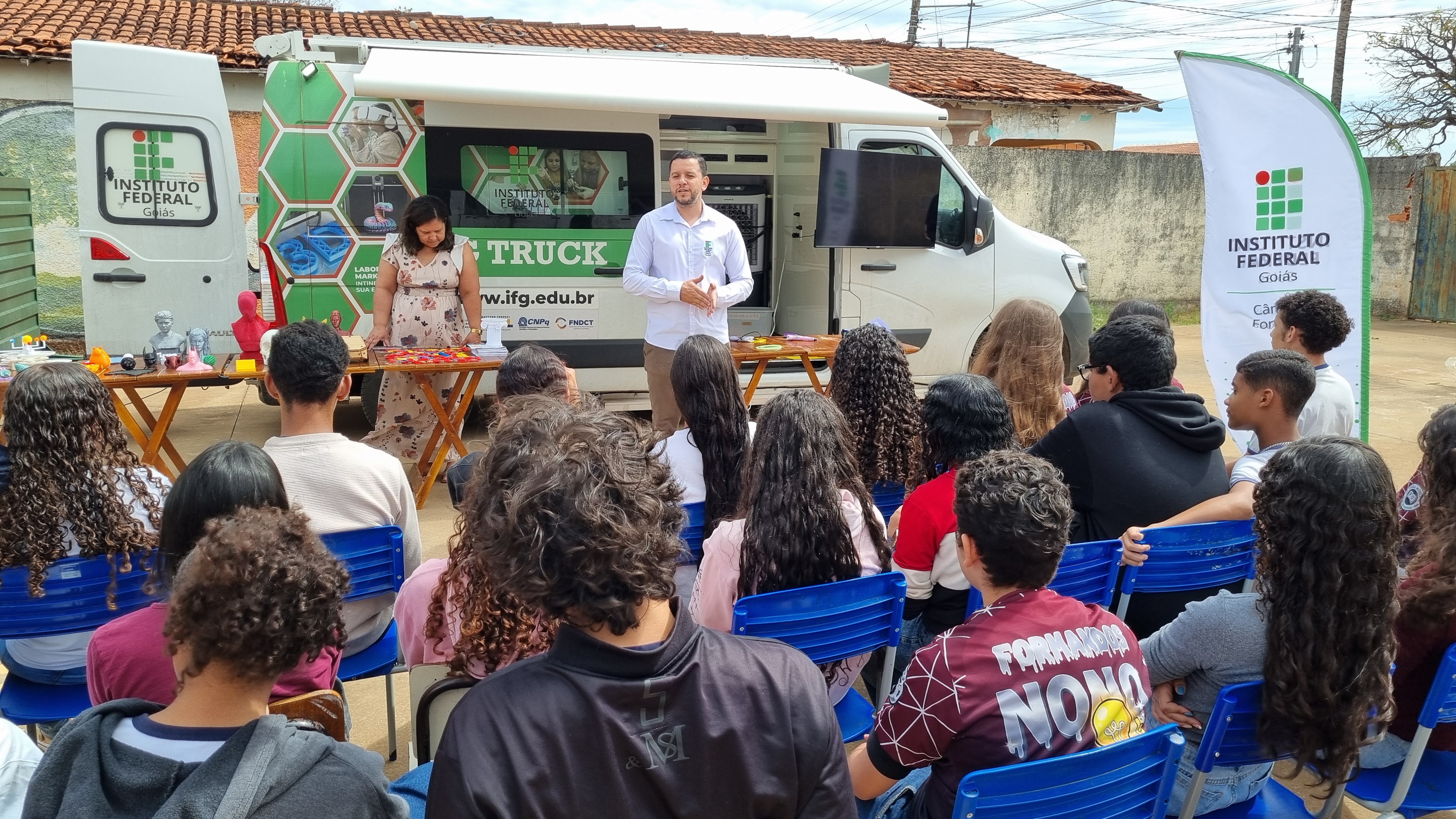 Tecnologia e inovação nas escolas municipais com o IFG Truck